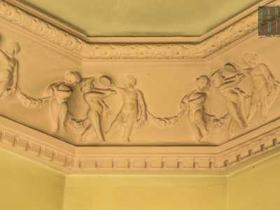 Puttini danzanti con strumenti musicali e corone vegetali occupano il fregio principale del soffitto, �movimentando� un ambiente ancora spoglio per via dei lavori  